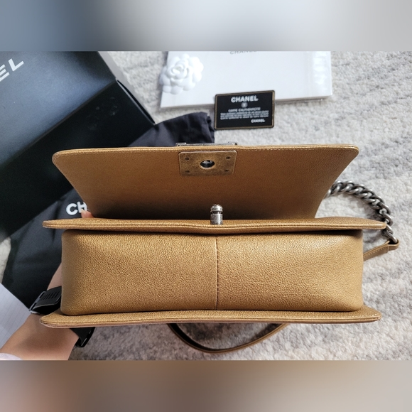 Chanel Old Medium Boy - Picture 6 of 12